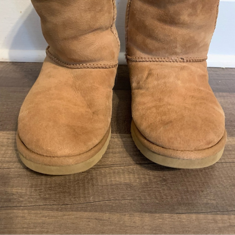 UGGS - Picture 7 of 9